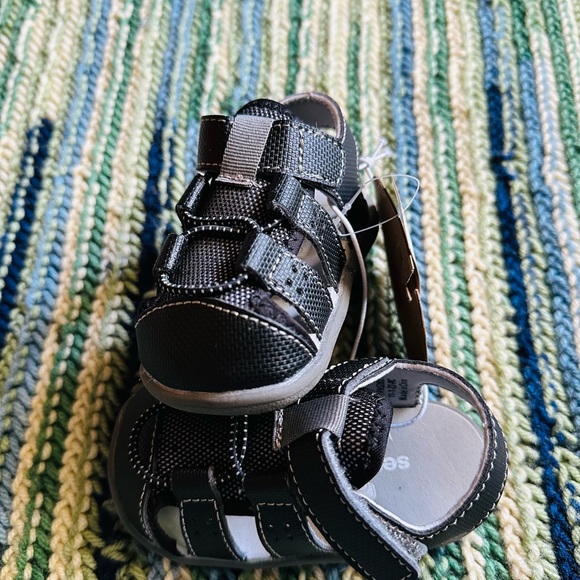 See Kai Run Black Sporty Sandals with Reinforced Stitching - Picture 5 of 6